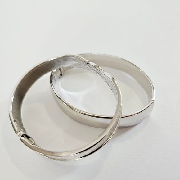 Vintage Monet Signed Set of 2 Silver Tone Hinged Clamper Style Bangle Bracelets - Picture 6 of 7